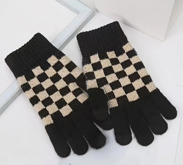 CHECKERED TECH GLOVES