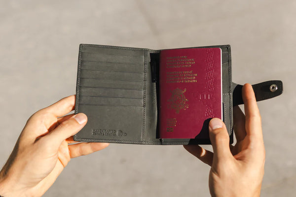 GARZINI PASSPORT HOLDER AIRTAG - ID WINDOW